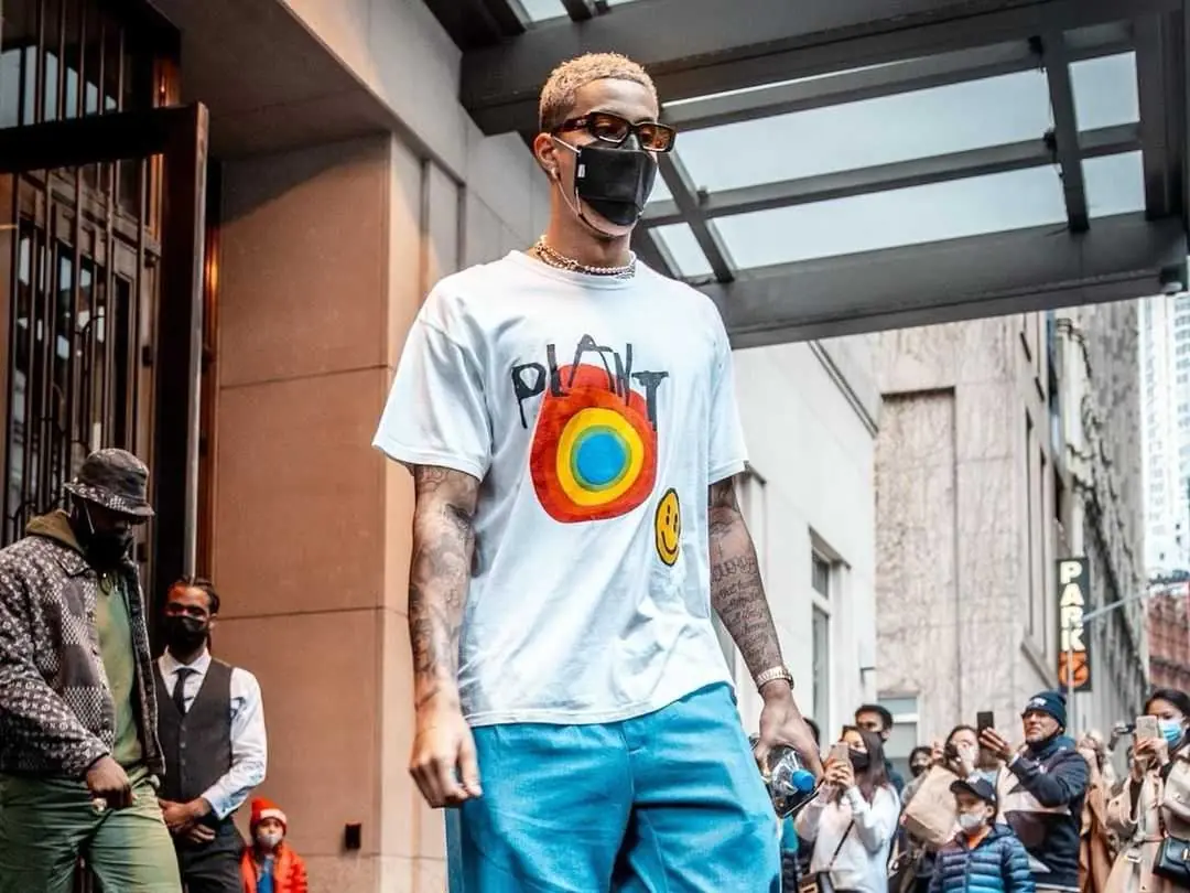 Booker、Clarkson 等 3 位 NBA 球員示範「夏天短 Tee」穿搭，夏季就是要來這件基本款！