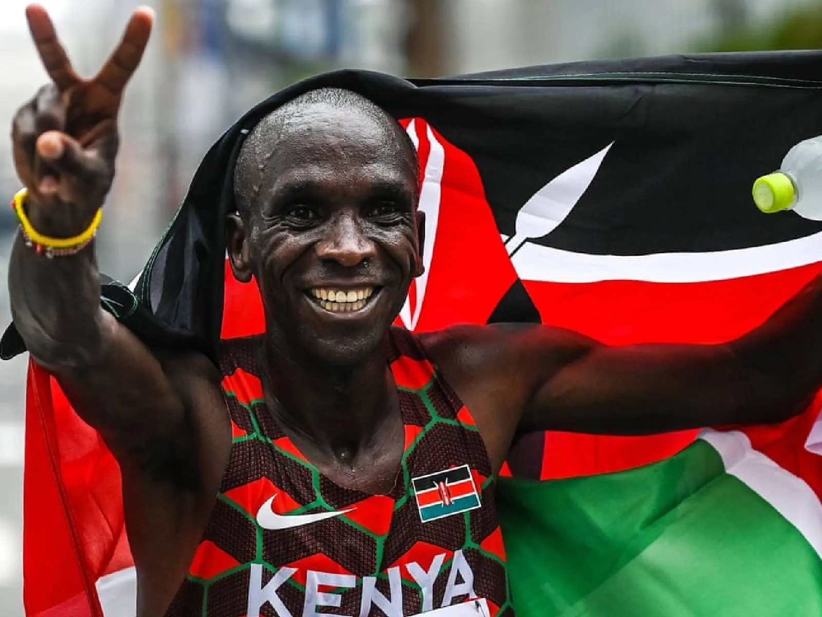 東京奧運／馬拉松奪金牌的 Eliud Kipchoge 第一雙跑步鞋，是靠自己賣牛奶 5 個月換來的！