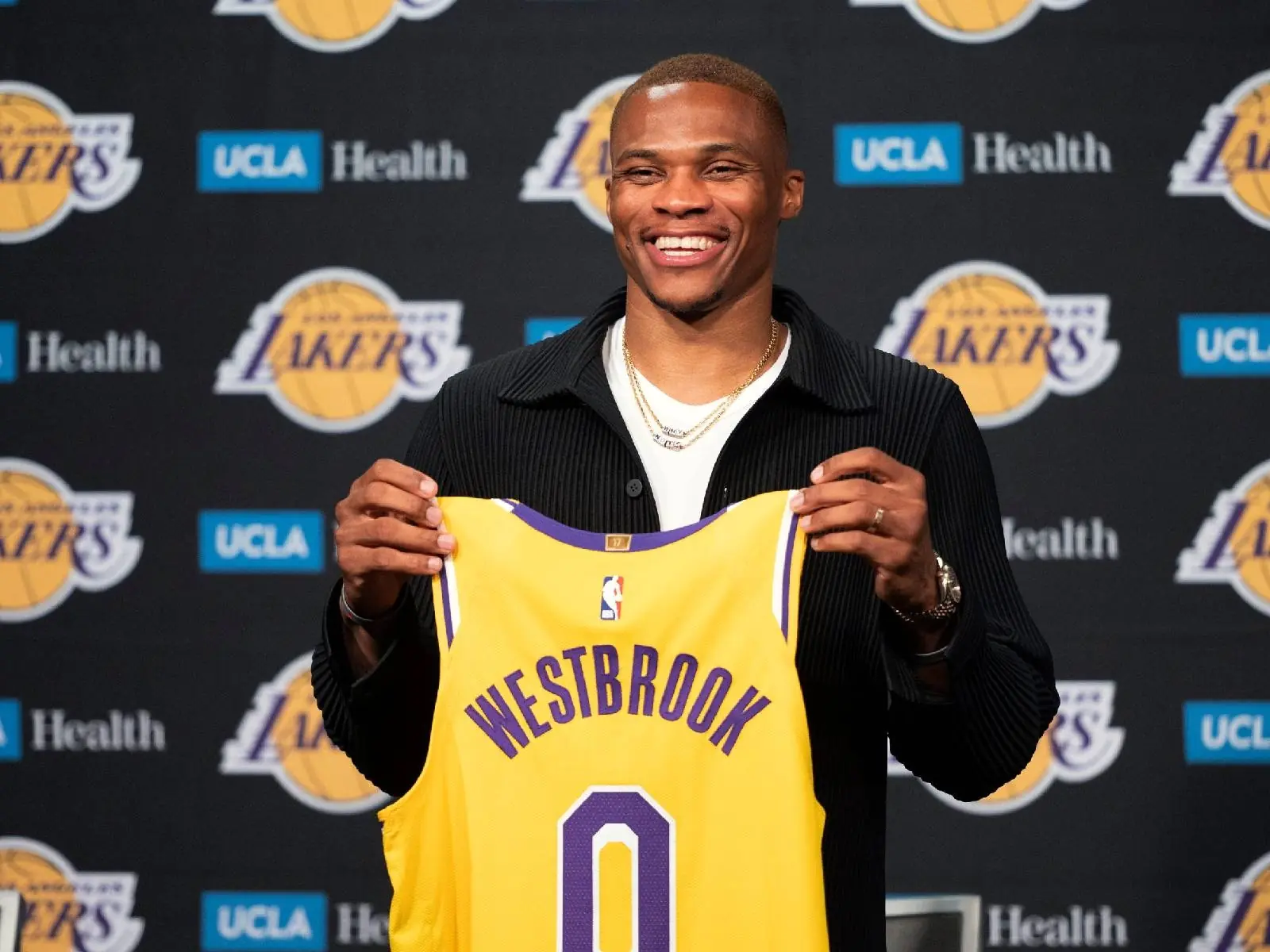 NBA／Russell Westbrook 開記者會正式加盟湖人，魔獸 Howard：希望別為了籃板打架！