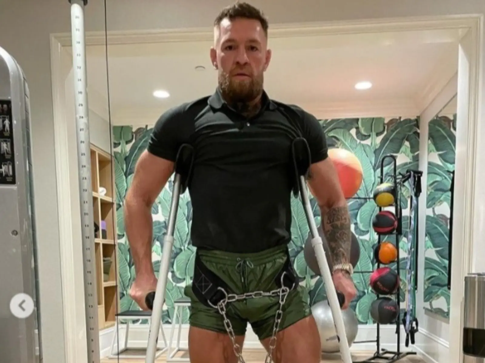 嘴砲 Conor McGregor 坐輪椅重返健身房「硬漢鍛鍊」絕不認輸，網友：斷腿也能舉！