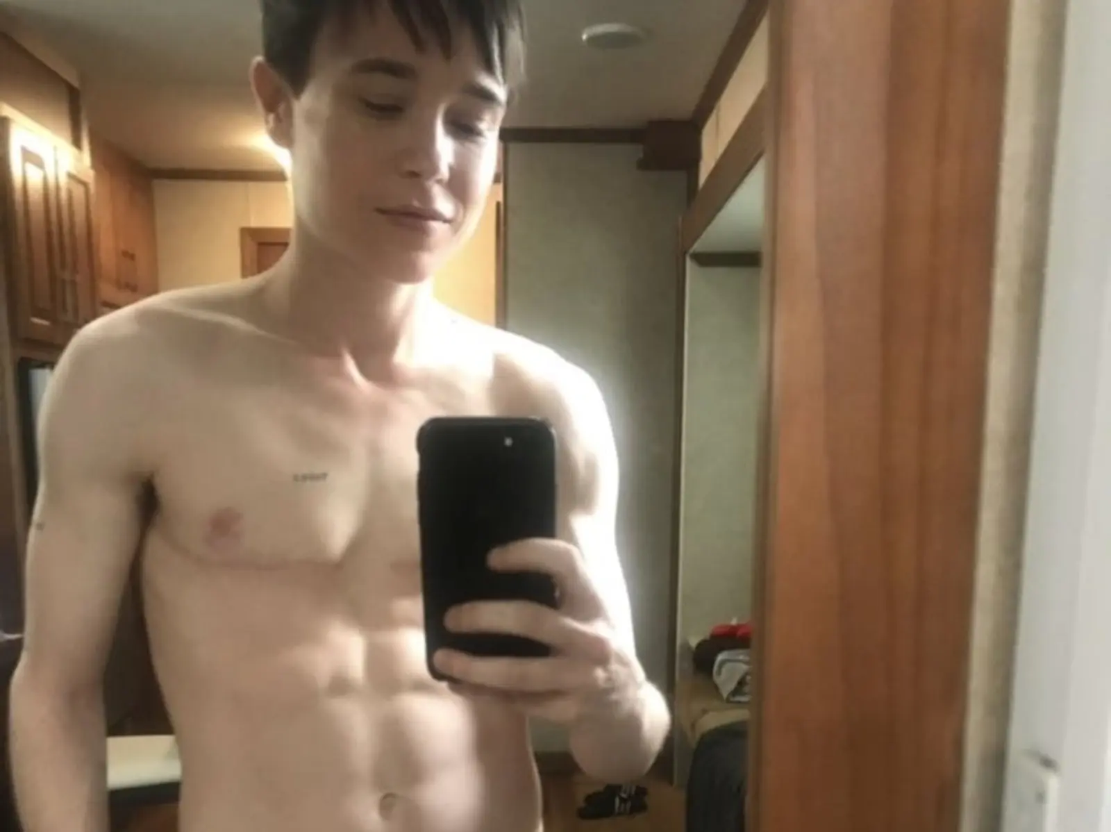 《全面啟動》Elliot Page 變性後秀出胸膛和腹肌近照，驕傲展示跨性別男性身軀！