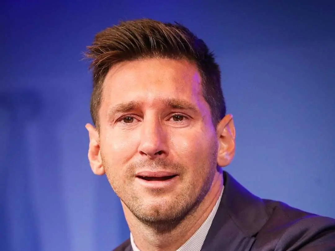 梅西 Messi 告別巴塞記者會使用的紙巾拍賣價高達 2,800 萬台幣，不要小看世界球王實力！