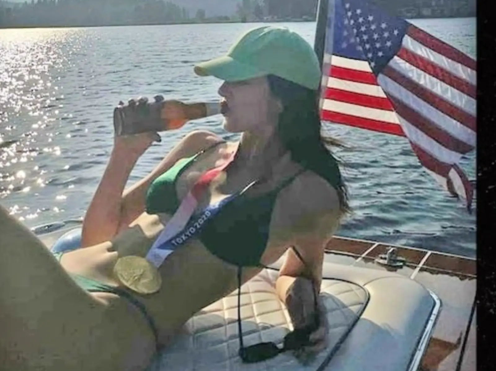 Kendall Jenner 身穿火辣比基尼，驕傲戴上男友 Booker 美國男籃奧運金牌放閃！