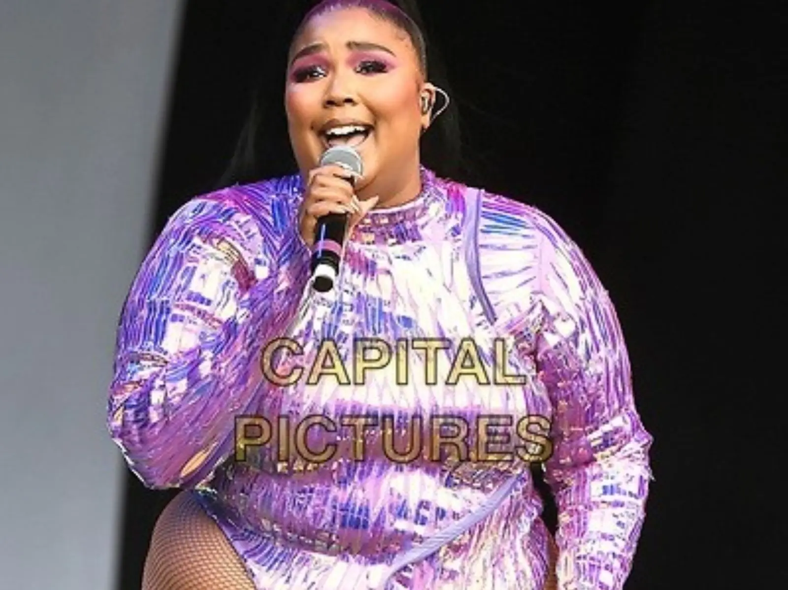 Lizzo 被攻擊身材肥胖爆哭，Cardi B 出面罵黑特：網路霸凌你們會下地獄！