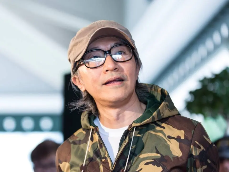 周星馳被拍到和 17 歲美女一同出遊玩水，星爺欽點女郎竟是香港小姐？！