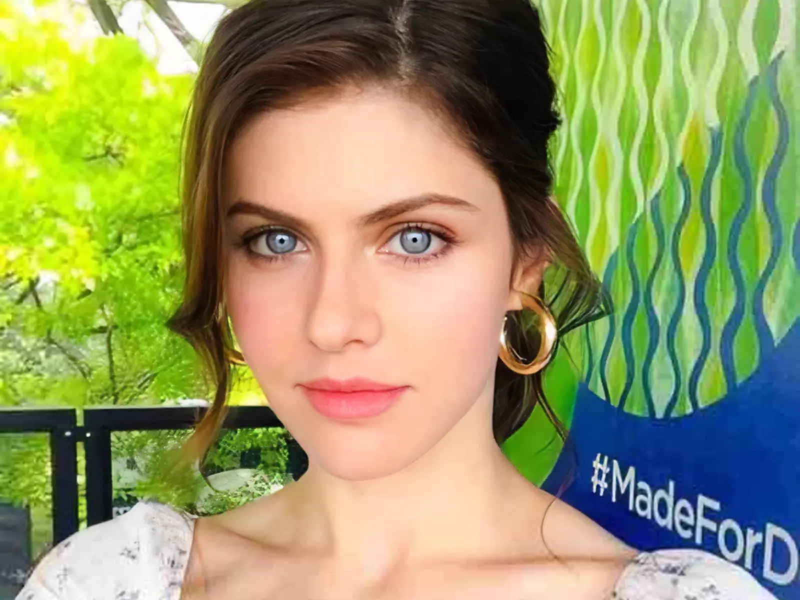 乳搖女神 Alexandra Daddario 的神仙顏值迷倒眾人！35 歲凍齡保養 5 招大公開～