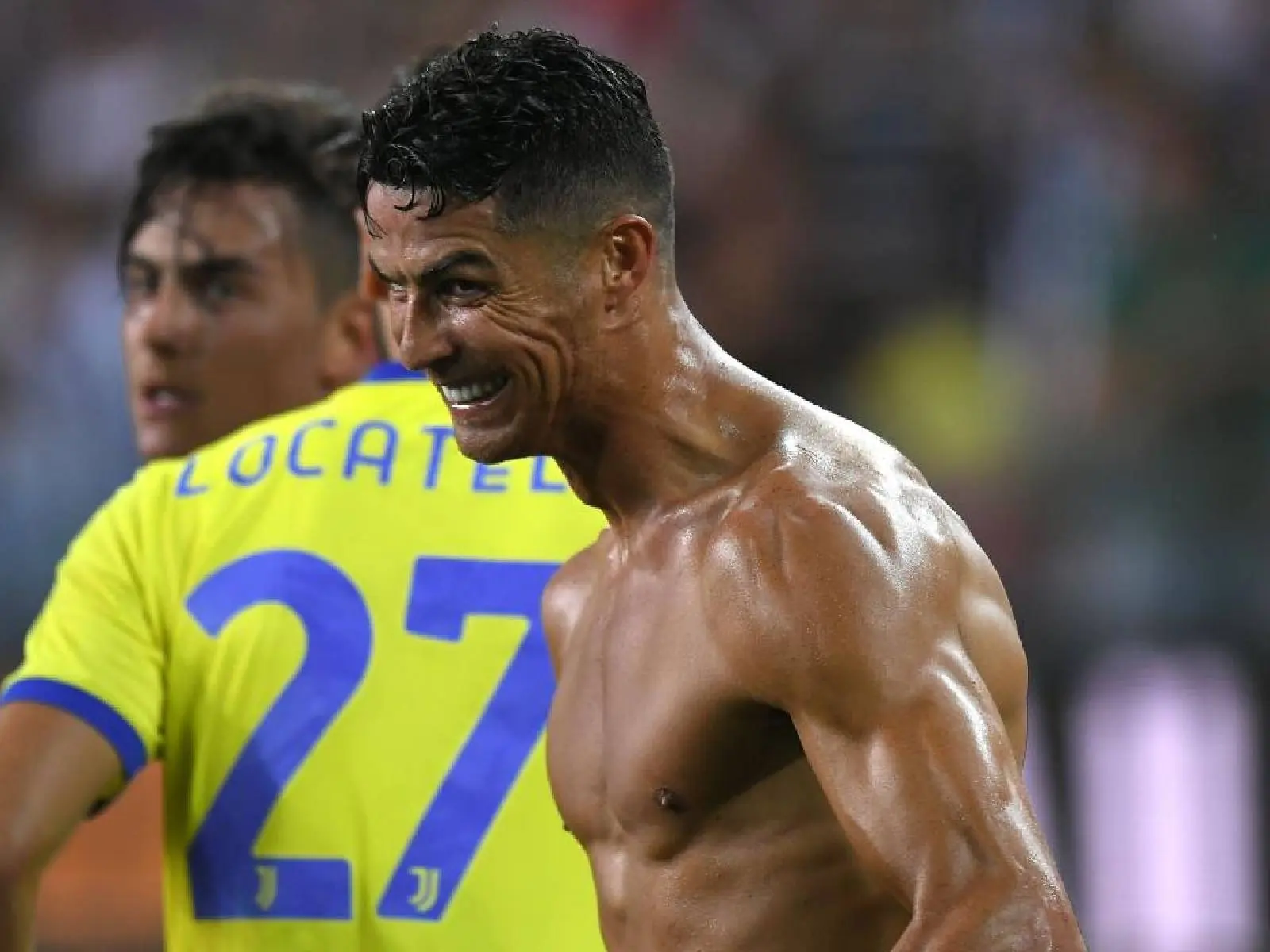 「C 羅」Cristiano Ronaldo 絕殺進球太開心脫衣慶祝，下一秒裁判給黃牌、判定無效讓他尷尬笑～