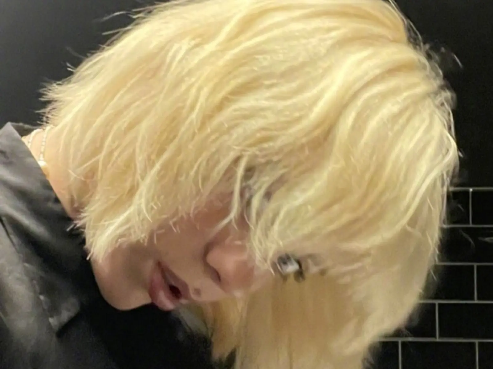 怪奇比莉 Billie Eilish 大膽剪去金色長髮 5 小時飆破 263 萬讚，「新髮型」背後原因意外暖心⋯