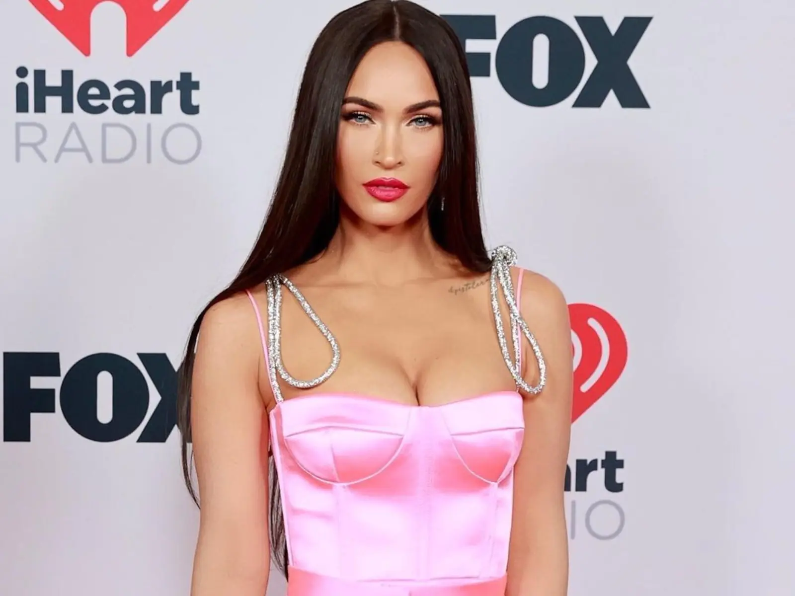 梅根福克斯 Megan Fox、安潔莉娜裘莉 Angelina Jolie... 5 位好萊塢長臉美女的「髮型靈感」搜給你！