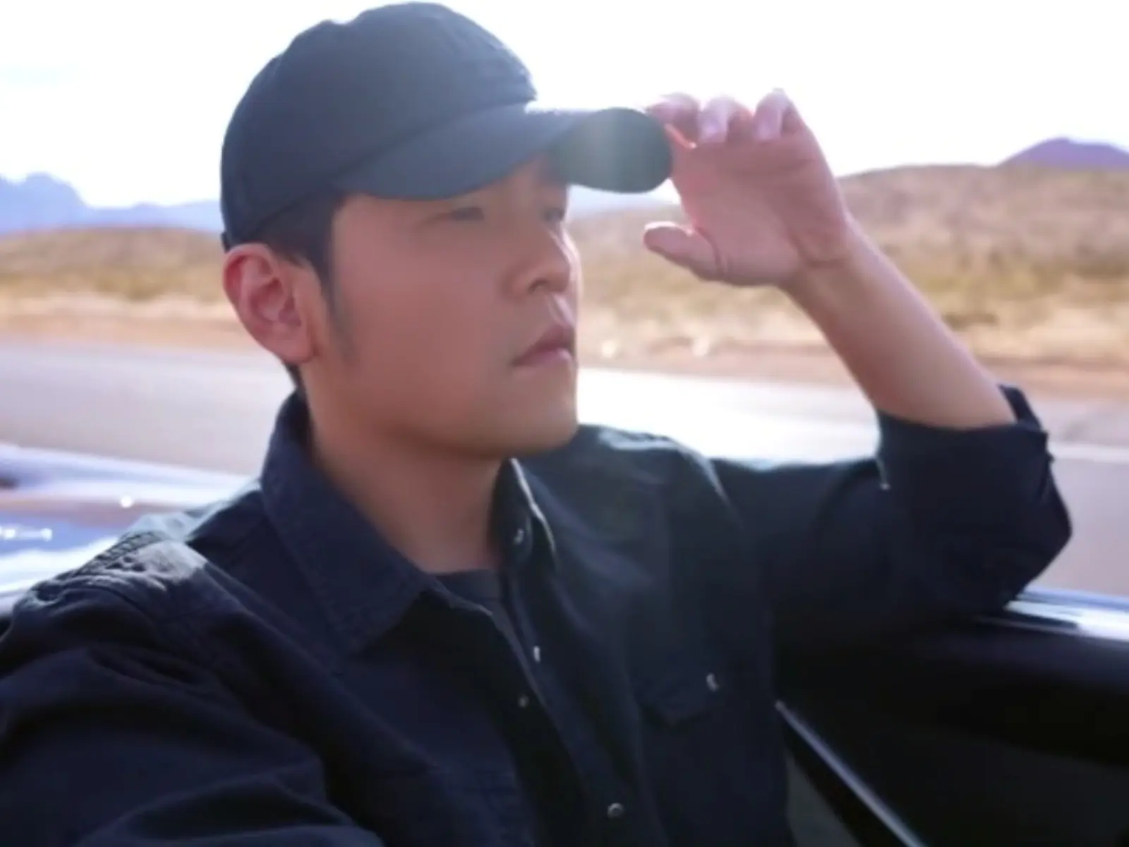 周杰倫無預警釋出新曲 MV 預告，短短 25 秒驚藏「兩大彩蛋」：一看就知道是〈黑色幽默〉！