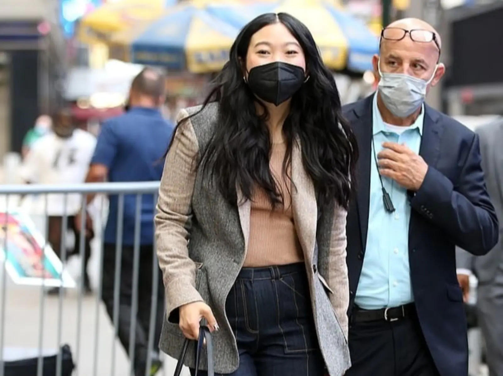 Awkwafina 全身名牌穿搭宣傳《尚氣與十環幫傳奇》，幕後苦練「射箭」超英招式！