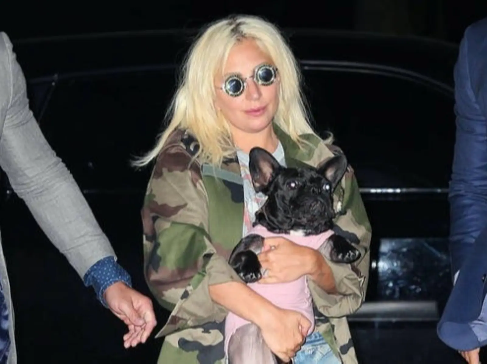 身中 4 槍遛狗員泣訴「感覺被拋棄」，但維護巨星「這錯不怪給 Lady Gaga」！