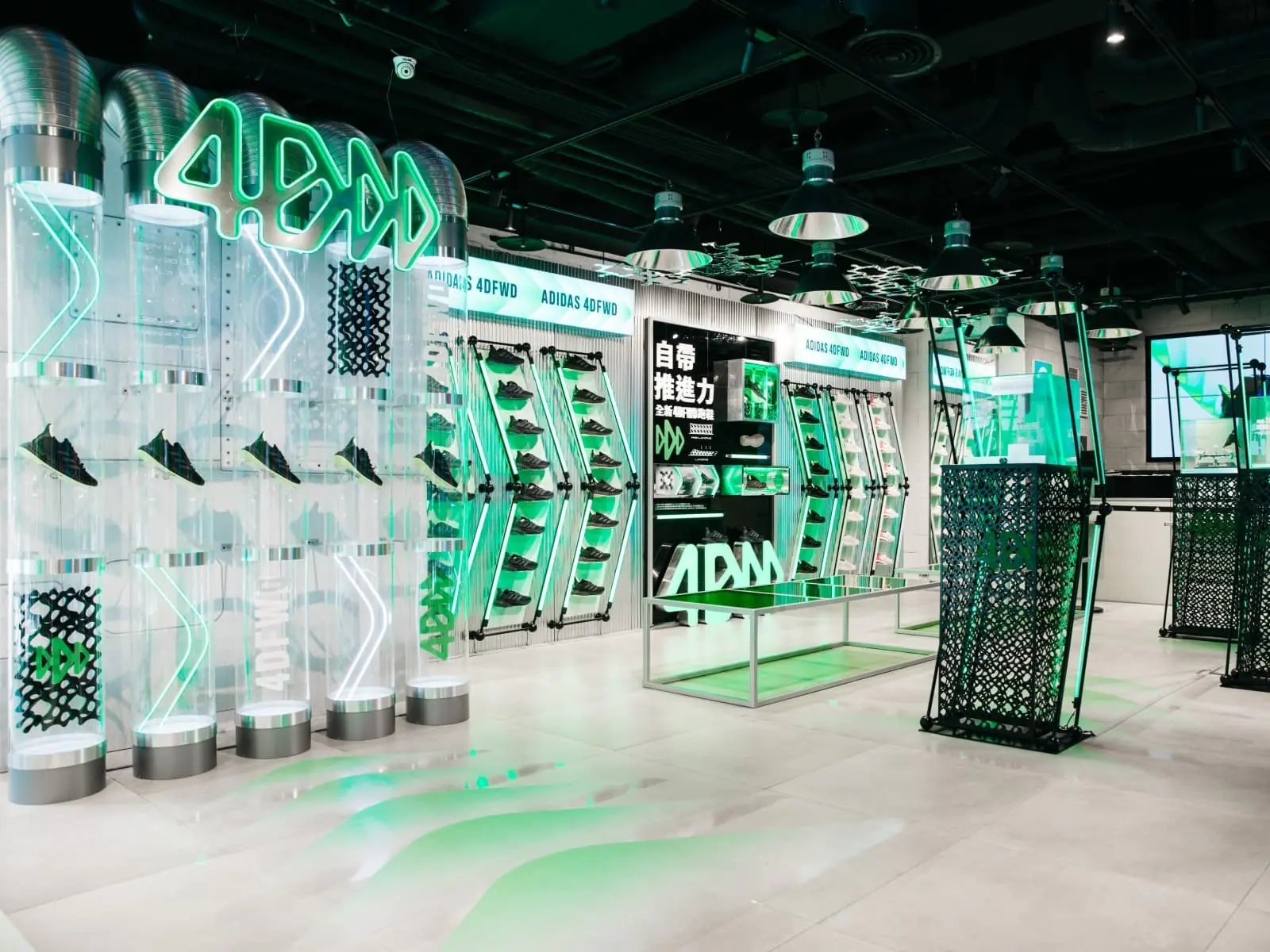 adidas 新一代 4D 科技全面升級！前所未有的腳感＆酷潮黑魂配色，穿過都會愛上它！