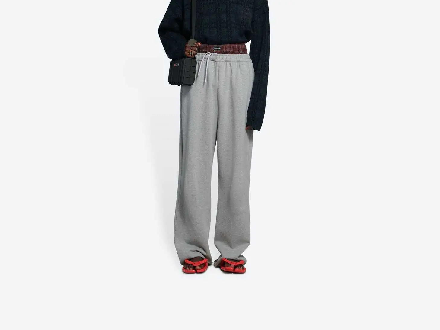 巴黎世家 BALENCIAGA 發表最新「內褲外露」雙層棉褲，一件竟要價台幣 4 萬！