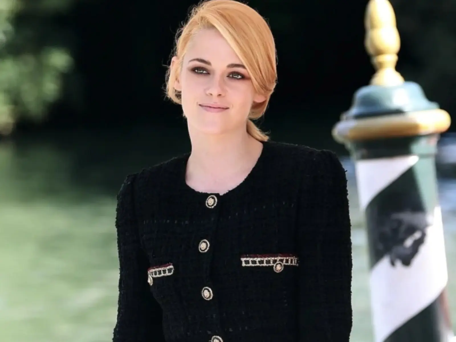 克莉絲汀史都華 Kristen Stewart 不只《史賓賽》黛妃長髮甜美爆棚，這 3 個髮型也美到顛峰！