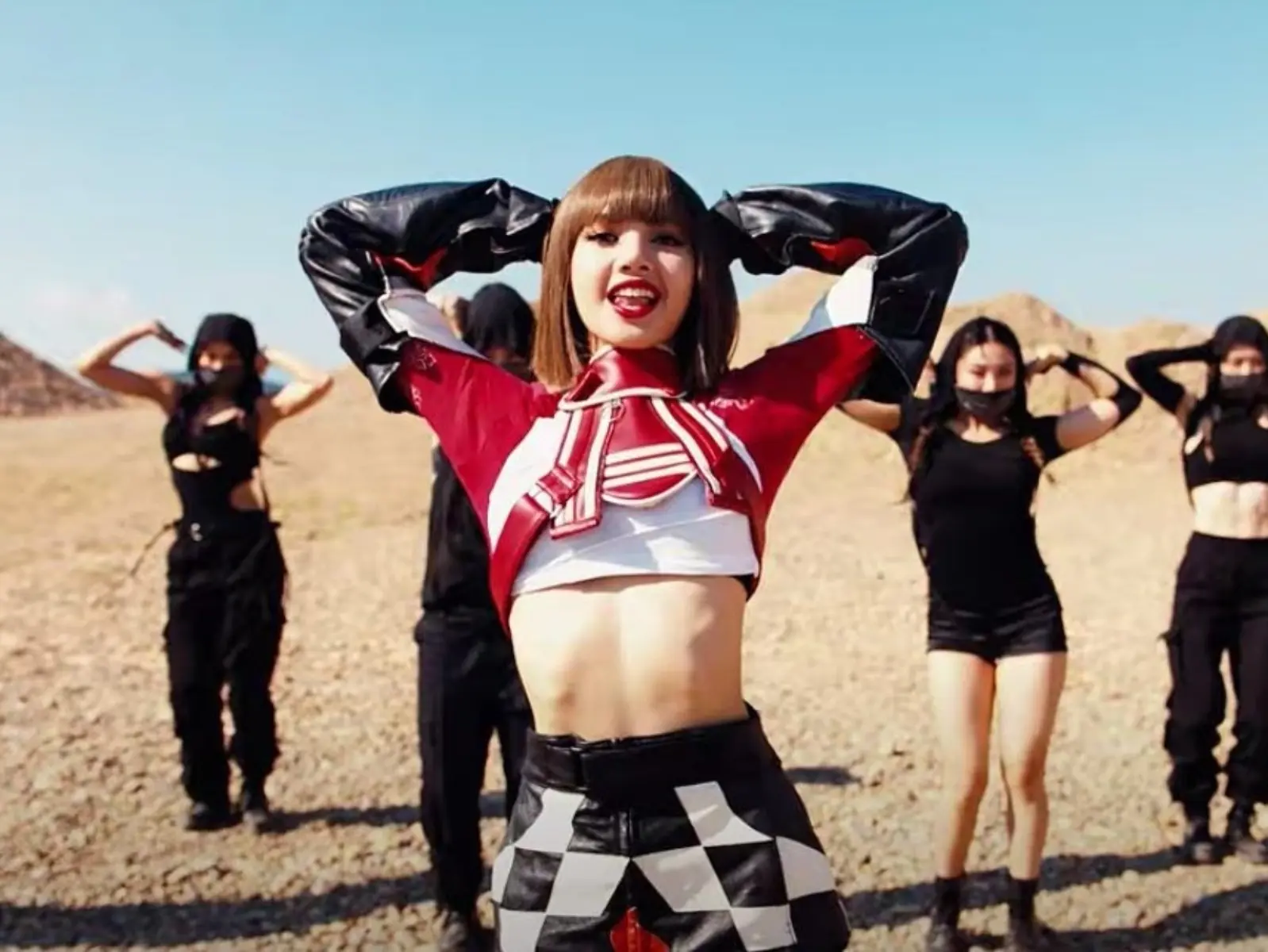 Solo 女王來了！Blackpink Lisa 新曲〈LALISA〉MV 釋出，超過 8 套「浮誇造型」美到逆天！