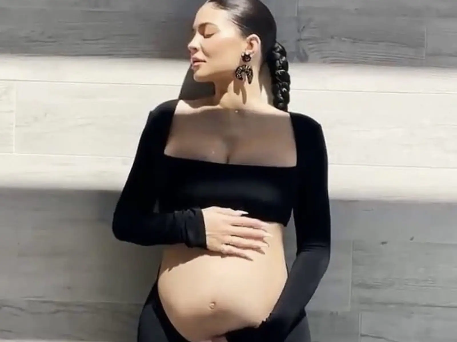 凱莉珍娜和 Travis Scott 正式透過影片官宣第二胎喜訊，挺孕肚上街辣到犯規！