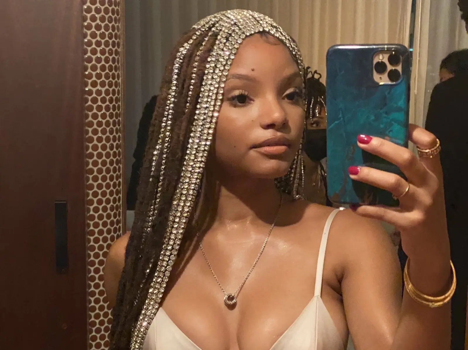 Halle Bailey 大秀低胸性感美照，開心宣布迪士尼《小美人魚》正式上映檔期！