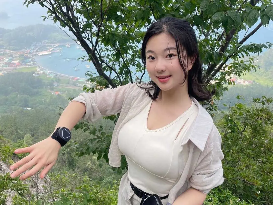 PTT 網友瘋傳「韓國爆乳正妹」撞臉白冰冰相似度破百，各位這個你們可以嗎？