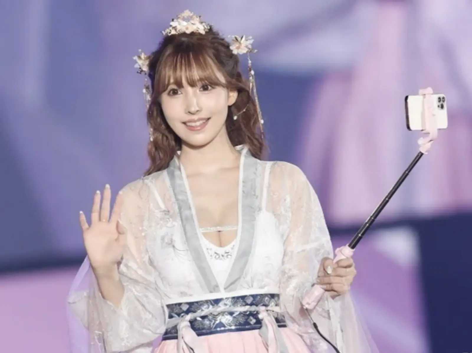 三上悠亞也「辱華」？！微博甜曬「爆乳漢服」照引發中國網友大戰，鄉民：真的乳滑了～