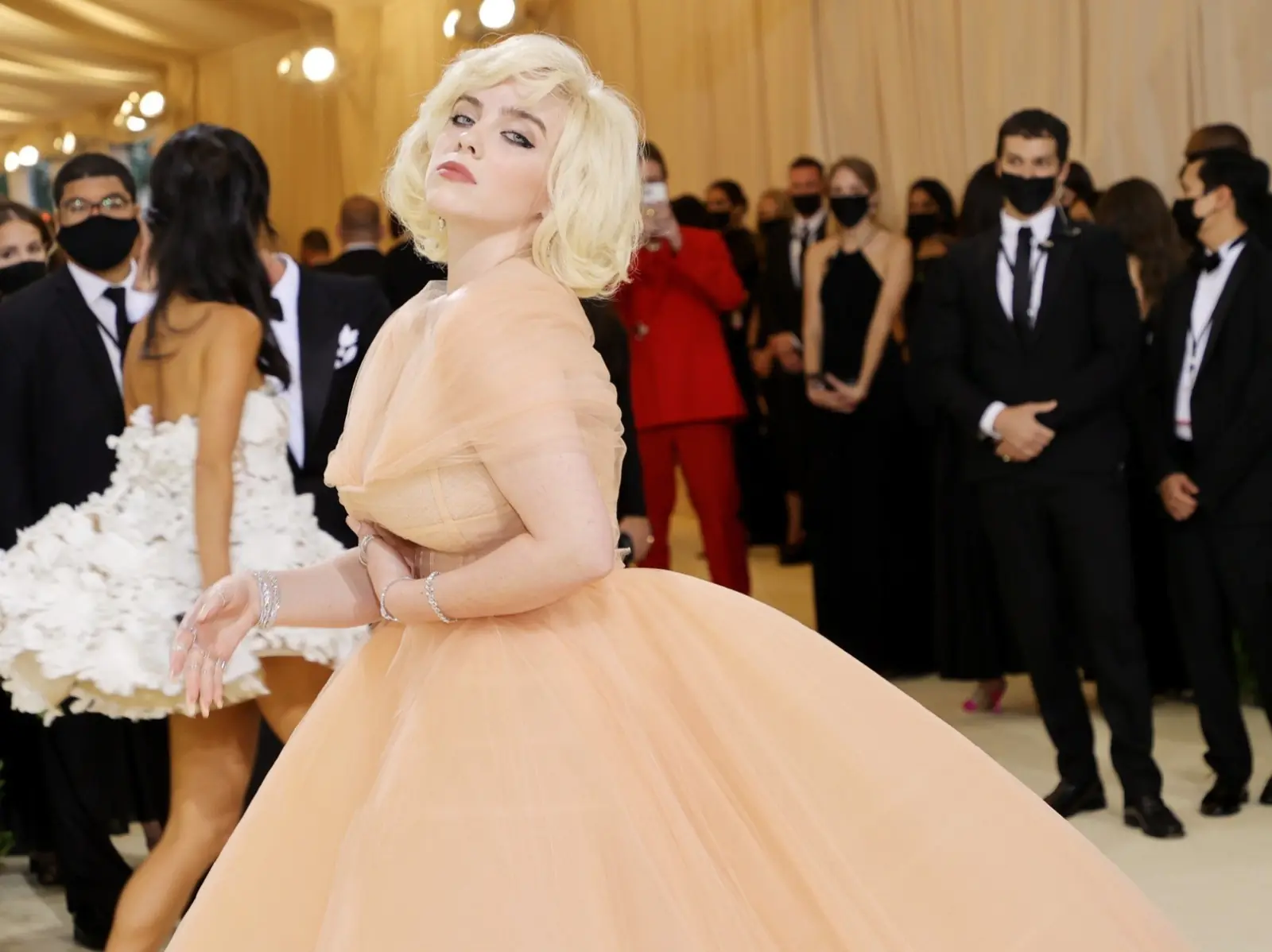 怪奇比莉 Met Gala 化身瑪麗蓮夢露，Lil Nas X 「黃金聖鬥士」戰袍引起全場尖叫！