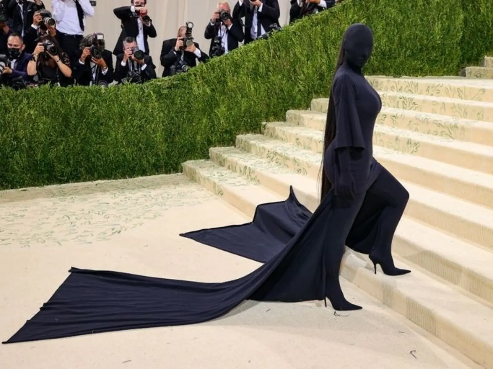 MET Gala / 金卡戴珊（Kim Kardashian）追隨肯爺的「蒙面時尚」，這是復合的前奏？