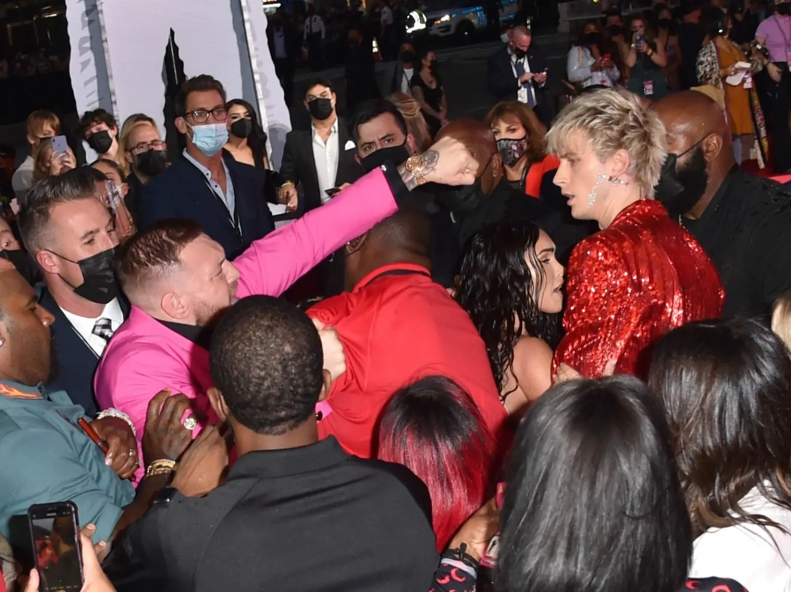 MGK 與嘴砲在紅毯爆發肢體衝突，Conor McGregor 嗆爆：我是不忍心揍他啦！