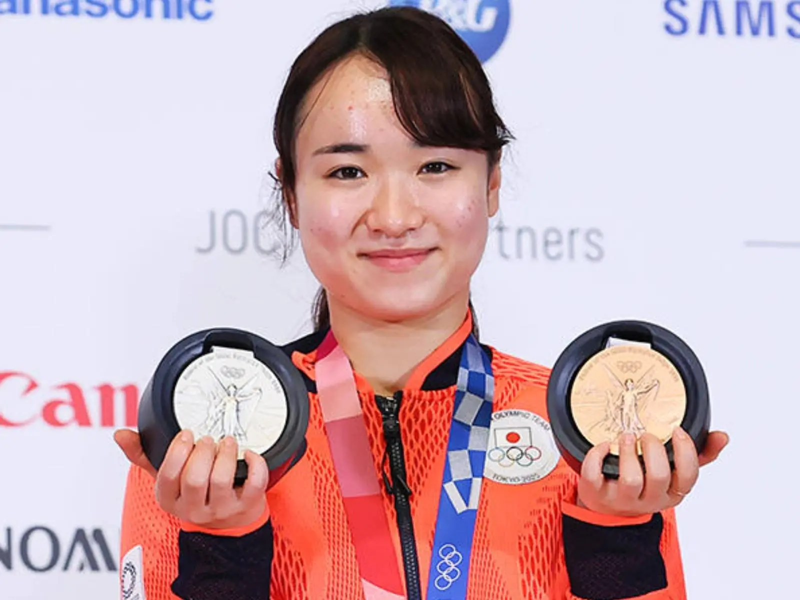 日本桌球選手伊藤美誠獨拿東京奧運「金銀銅」獎牌，獎金 1000 萬日元也順利入袋！