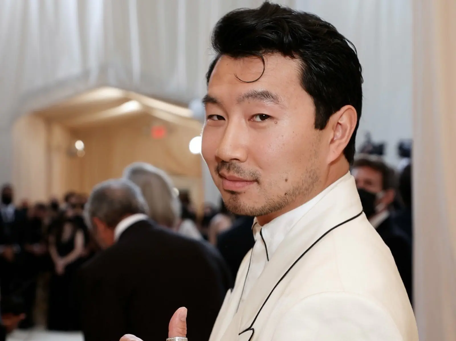 《尚氣》劉思慕首度參加 Met Gala 紅毯，瀟灑 Fendi 白西裝自豪比 666！