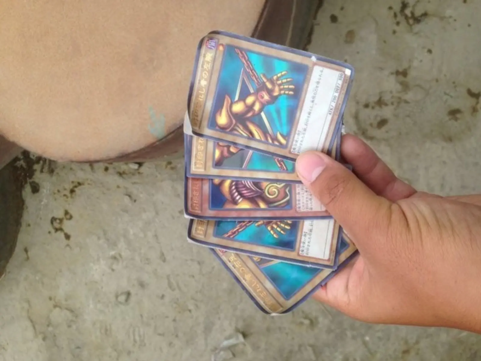 《遊戲王》黑暗大法師 5 張被路人意外拾獲！引眾網友驚呼狂轉發：「發生了黑暗決鬥？」