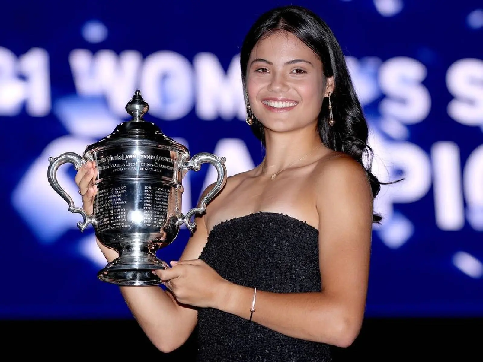 美網奪冠的英國少女 Emma Raducanu 一天爆增 50 萬 IG 粉絲，跩哥馬份、黑鳳凰都追蹤她！
