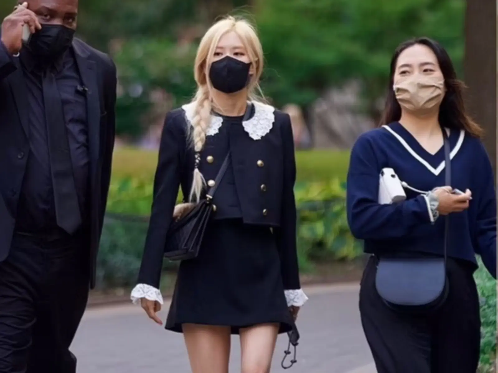 野生的 Rosé 現身紐約街頭拍攝 YSL 代言照，BLACKPINK 成員曬出修長美腿！
