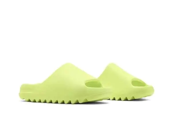 adidas Yeezy、Nike 等 3 款雨天必備「潮流藍白拖」，雨再大都不用怕！