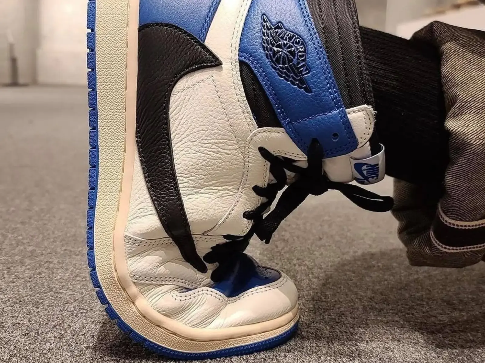 Travis Scott x Fragment Design x Air Jordan 1 你敢這樣穿嗎？要價 10 萬元的聯名球鞋直接「斷頭凹」！