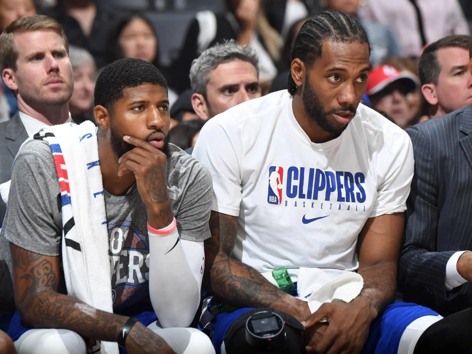 NBA／Kawhi Leonard 和 Paul George 快艇表演場邊臉超臭，可愛是不是忘記裝快樂程式？