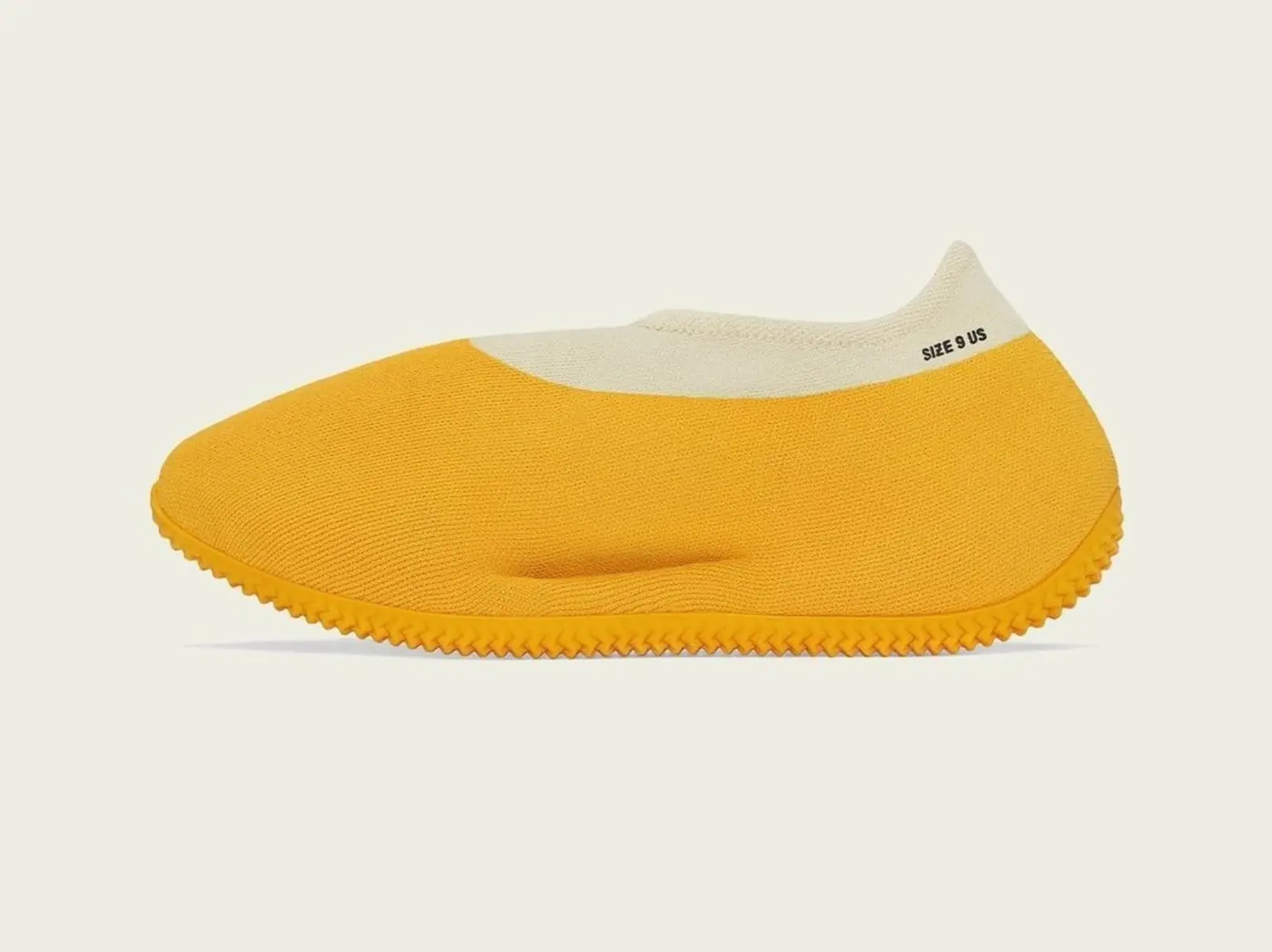 adidas 再推全新「Yeezy Knit Runner」，肯爺的靈感可能來自米奇腳上那雙球鞋？！