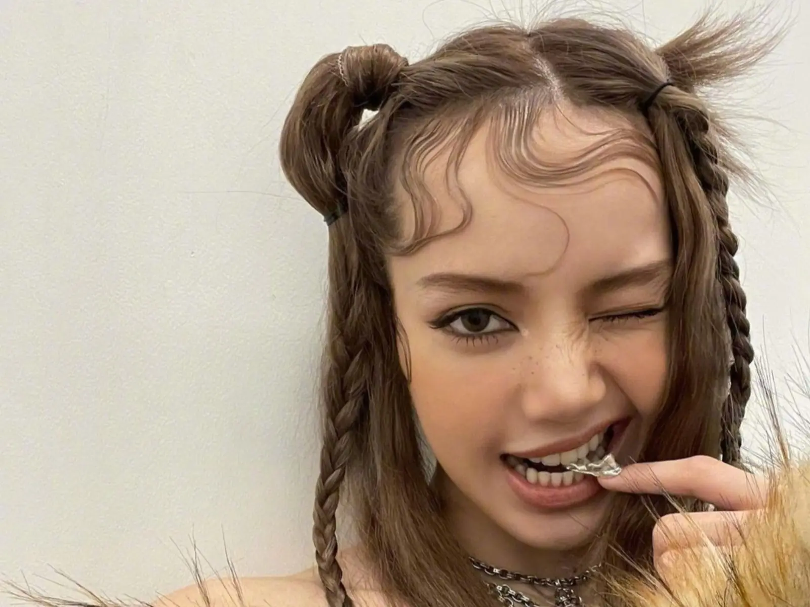 掀開鐵瀏海！Lisa 新造型「秀額頭」引熱議，網友：原來女神也有高額頭...