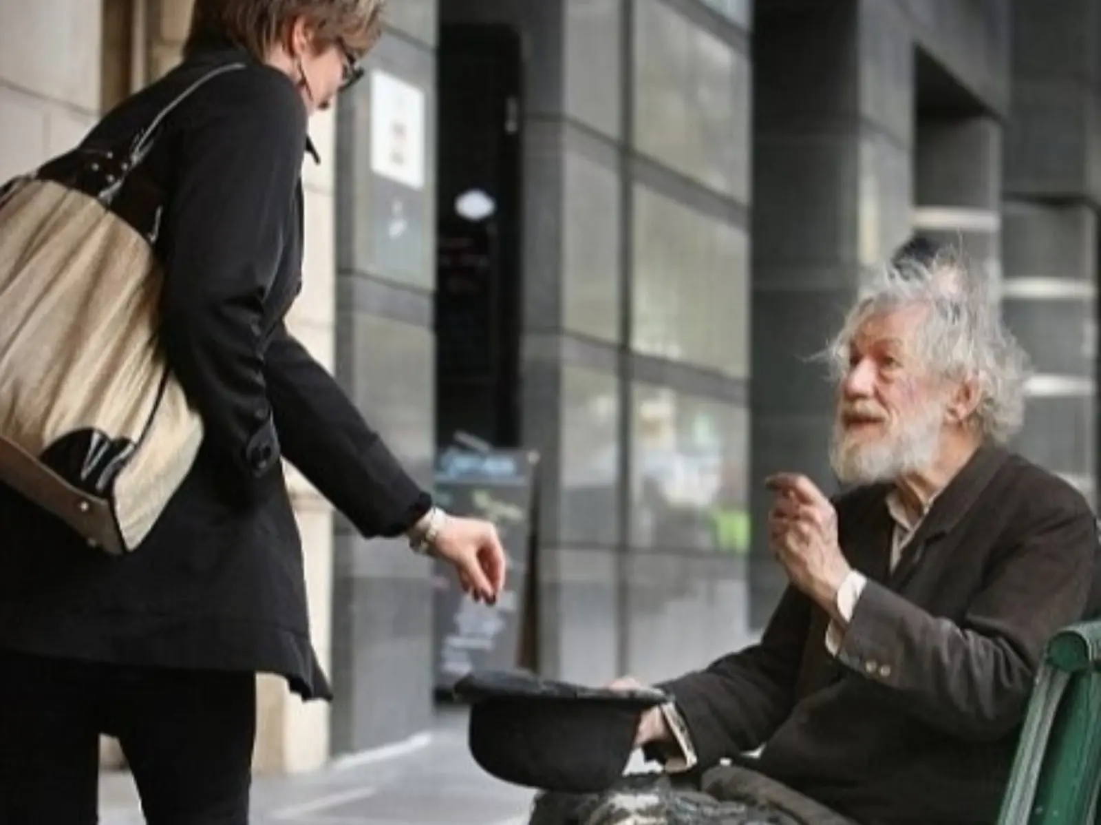 甘道夫 Ian McKellen 隨興坐路邊背台詞，卻被好心路人誤認「流浪漢」捐款⋯