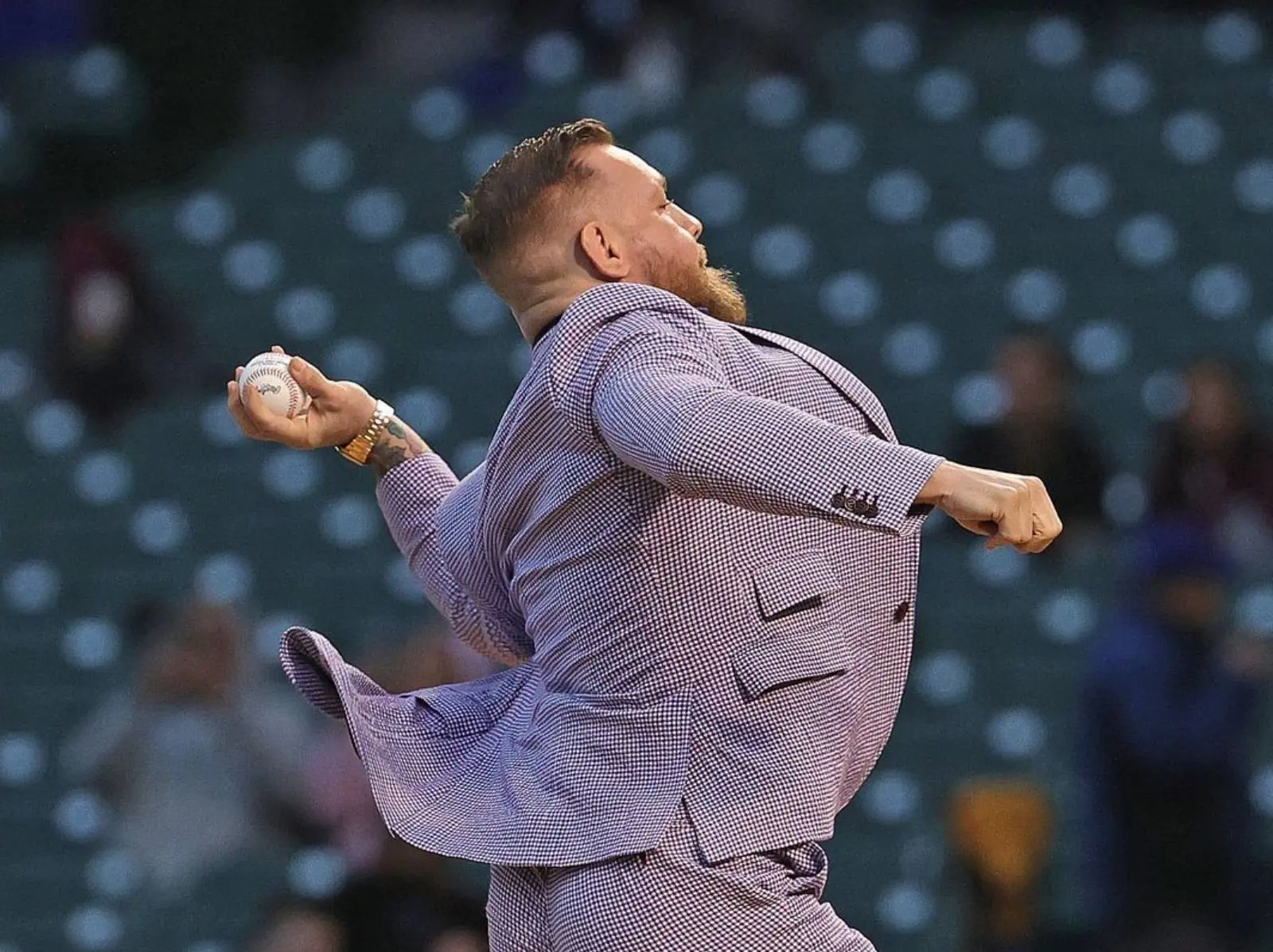 嘴砲拳王 Conor McGregor 開球儀式大爆投引熱議，網友表示淒慘程度堪比 50 Cent！