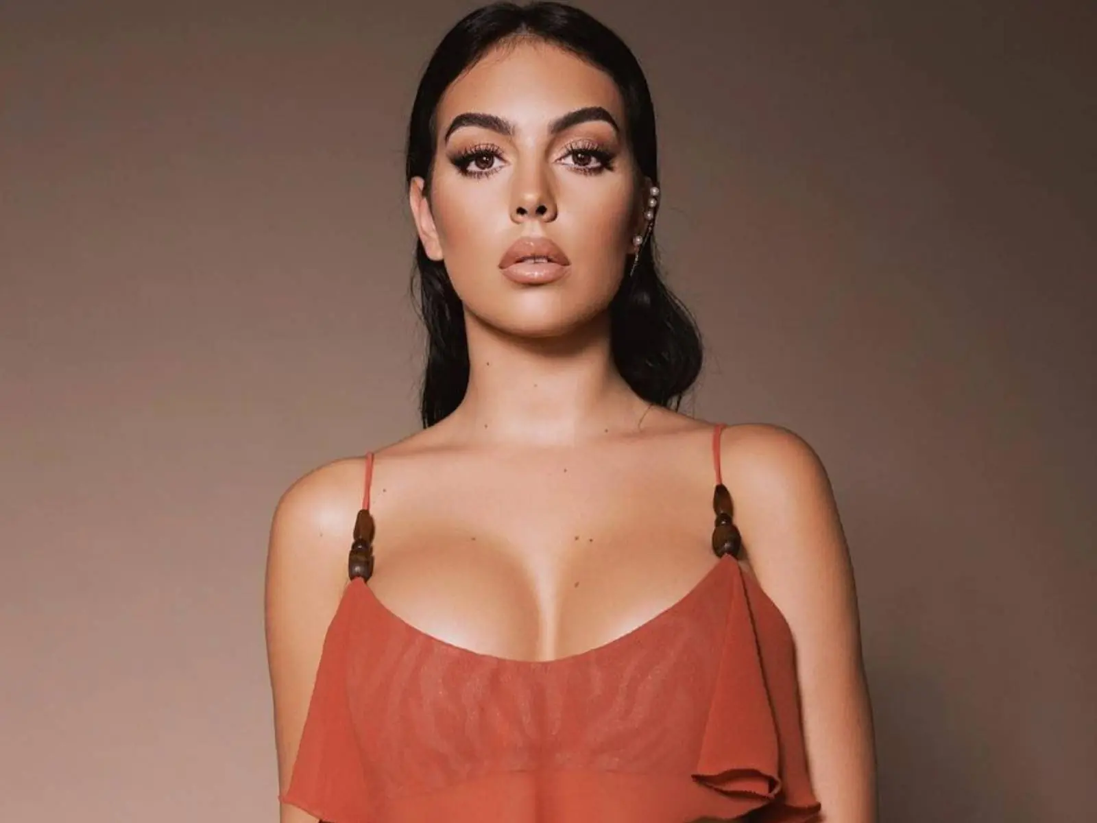 C 羅女友 Georgina Rodriguez 如何從麻雀變鳳凰？從週薪 9 千 Gucci 店員到身價 2 億名人～