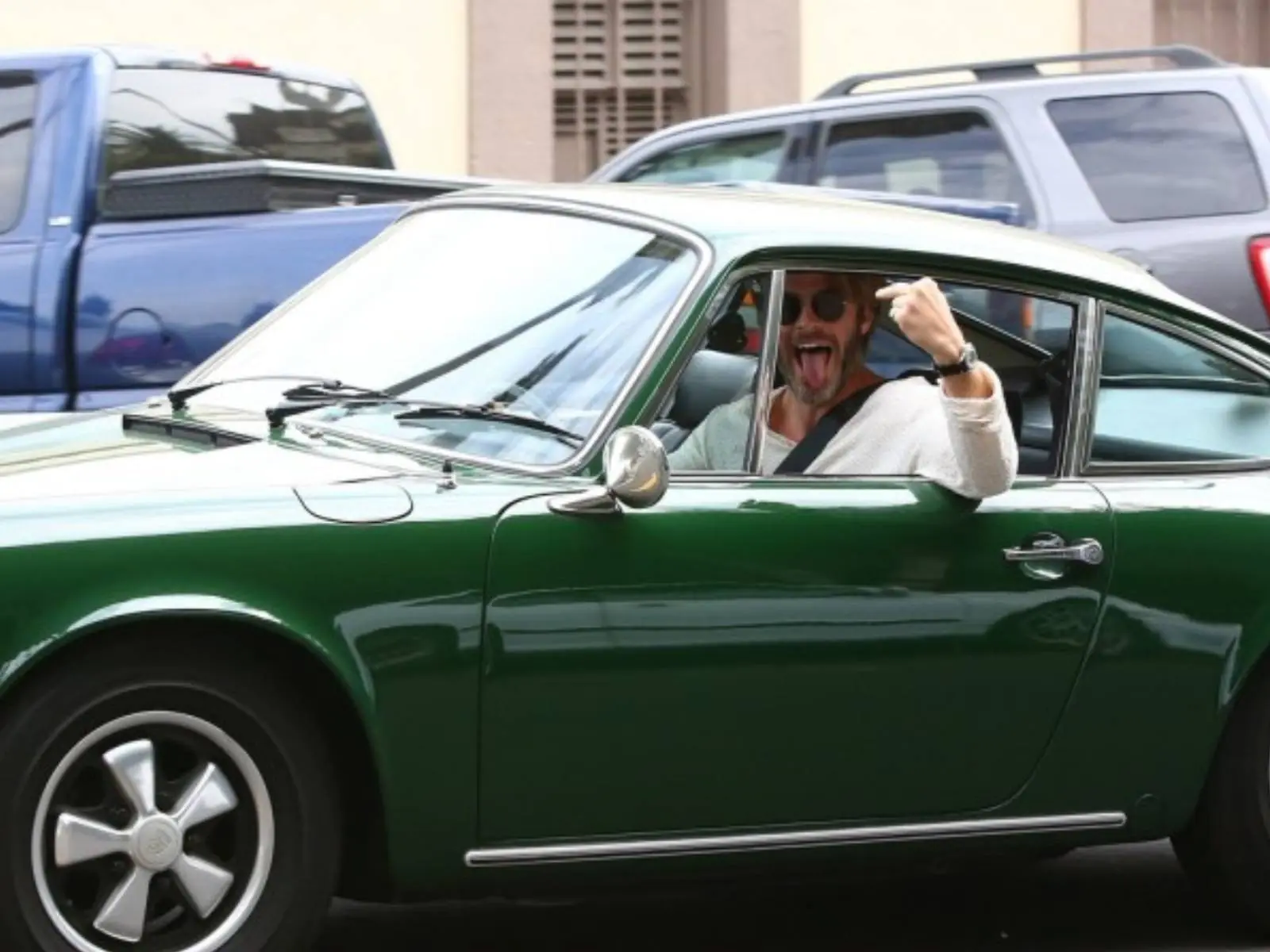 《神力女超人》男友 Chris Pine 熱愛敞篷老車，還和魔力紅主唱 Adam Levine 擁有同款保時捷～