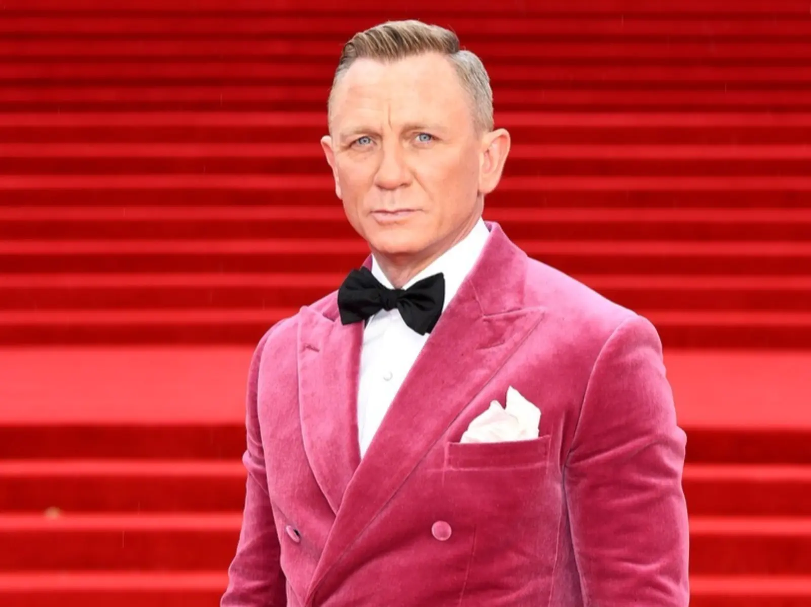 英國王室出席《007 生死交戰》首映會，怪奇比莉：「我嚇到要尿出來！」