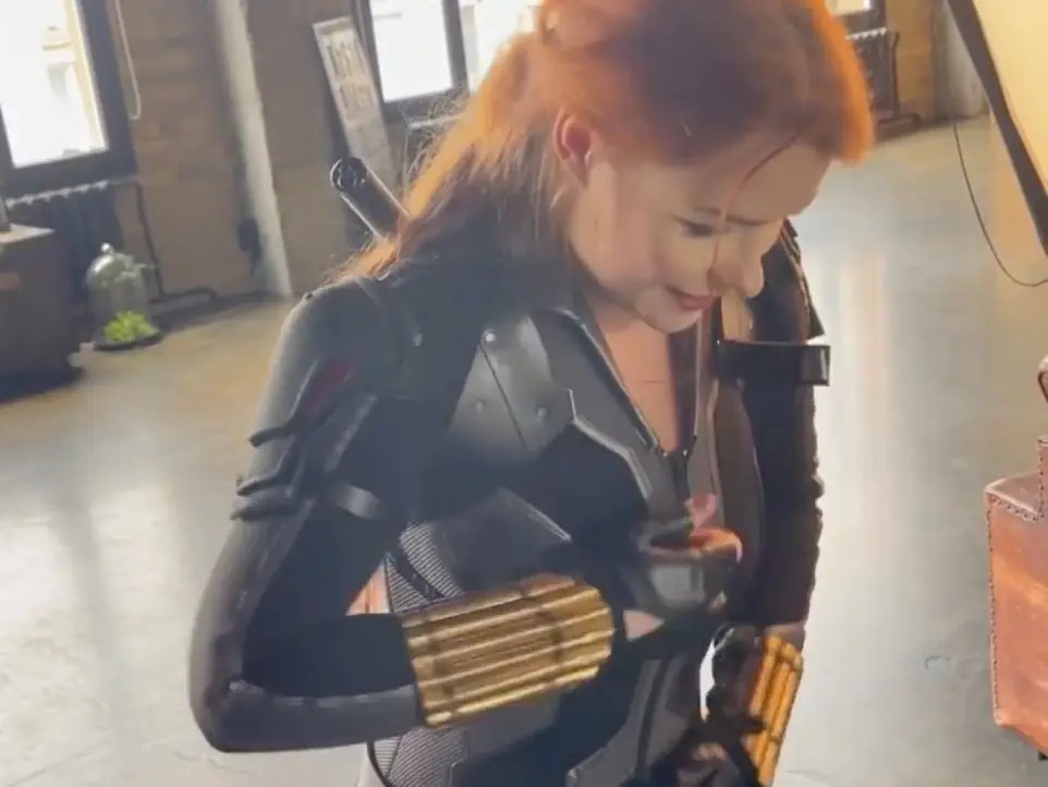 【野生抓正妹】超兇直播主 Cosplay 黑寡婦，緊身衣直接撐爆拉鍊！