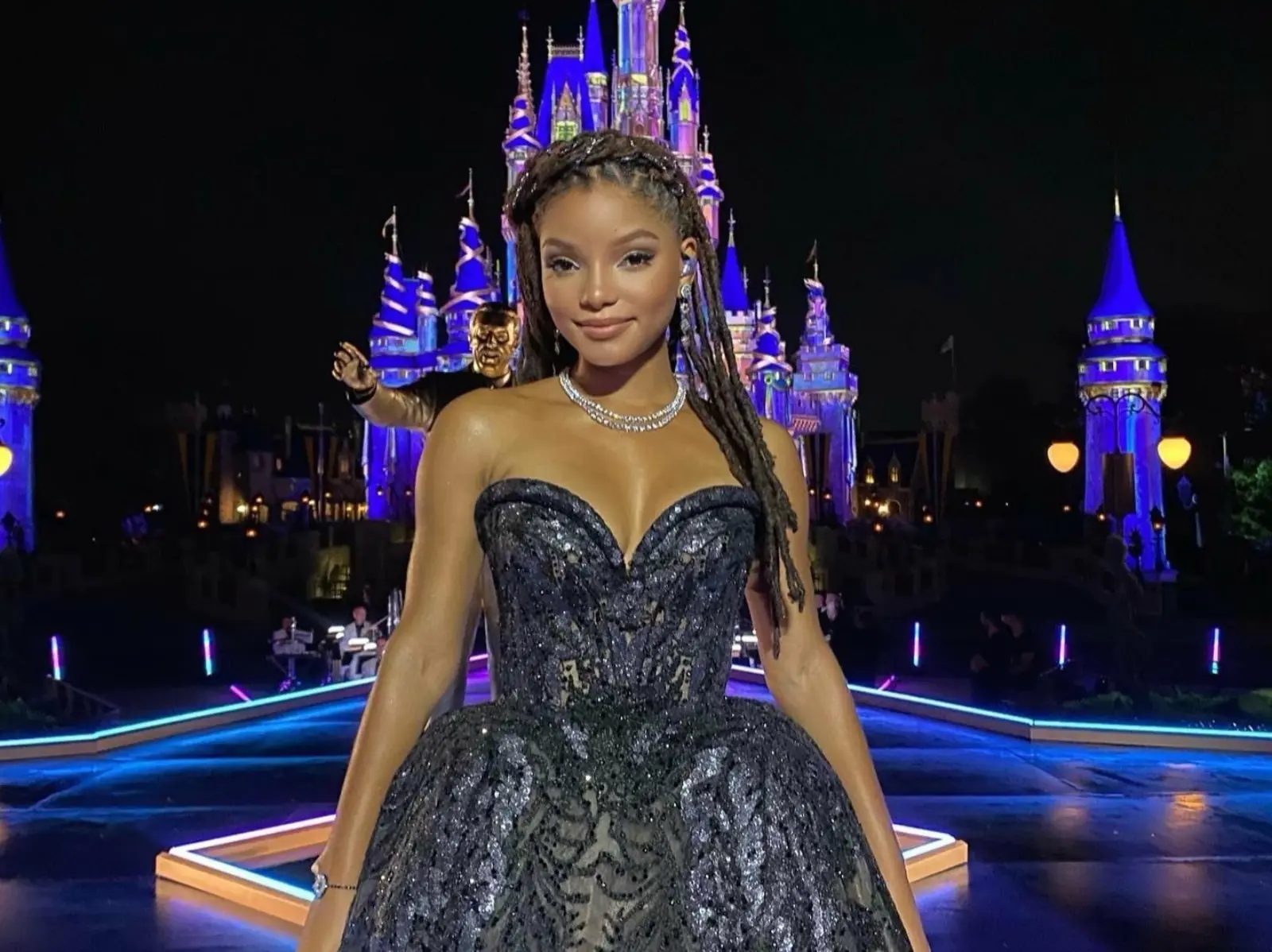 愛麗兒夢幻登場！《小美人魚》Halle Bailey 穿上公主裙現身迪士尼樂園造勢！