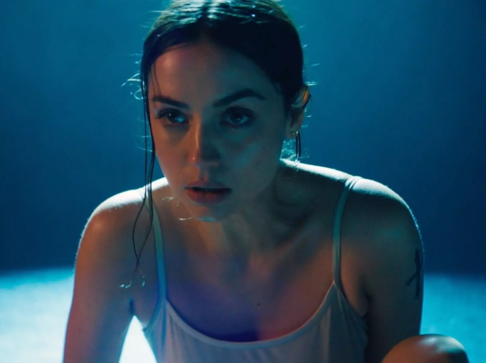 《捍衛任務：復仇芭蕾》安娜德哈瑪斯 Ana de Armas 顏值身材開大絕，全靠 4 招保養技巧！