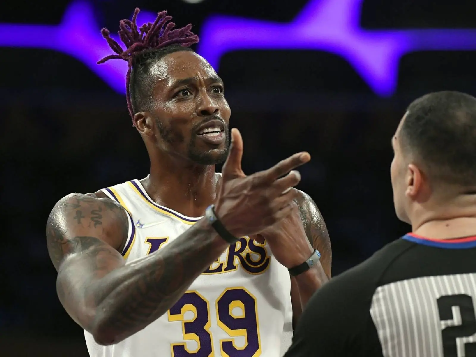NBA／湖人首戰籃網落敗！Dwight Howard 肘擊對手 6 犯離場，引起 LeBron James、忍者龜大笑！