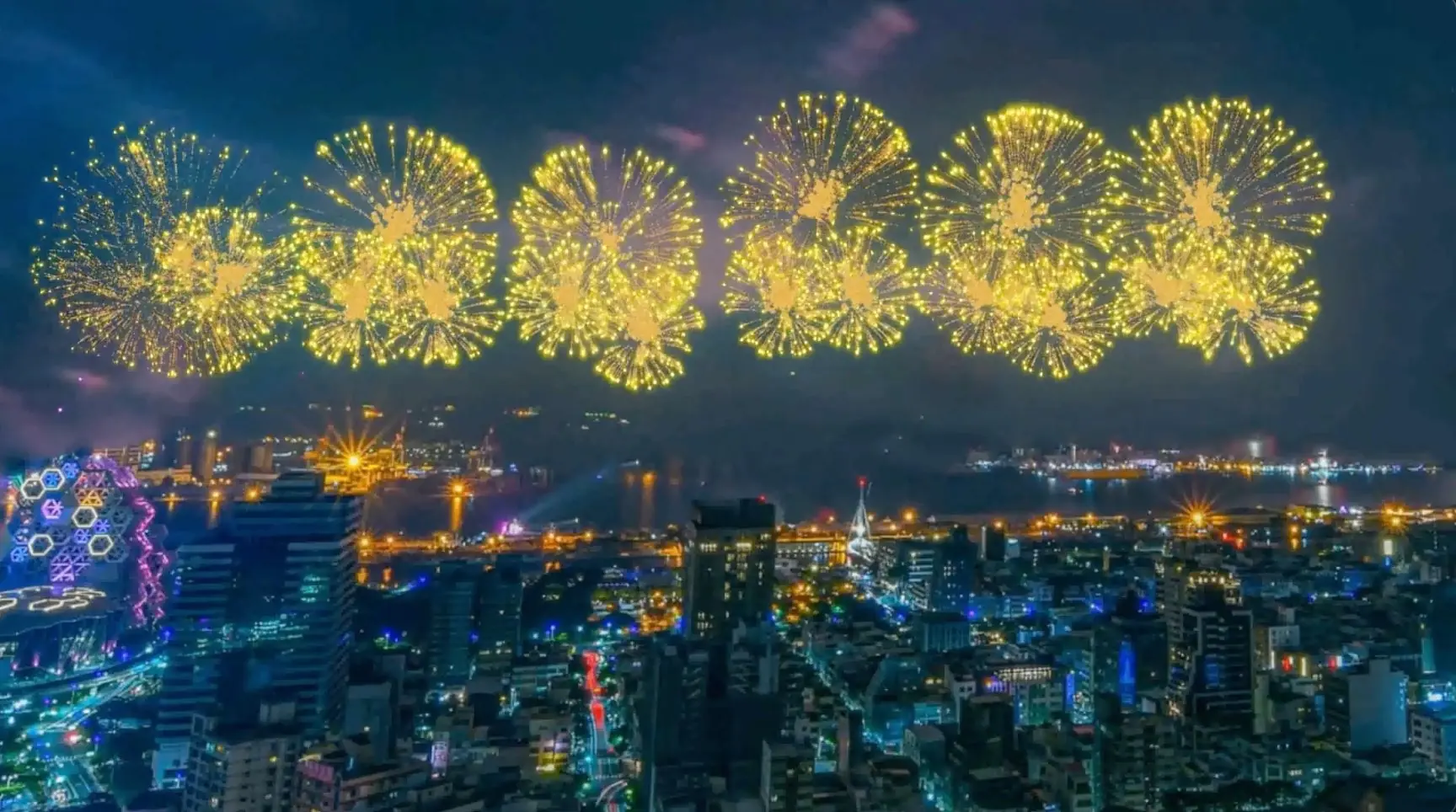 2021 最新 10 月全台煙火秀懶人包！高雄國慶煙火、淡水漁人碼頭煙火、大稻埕情人節煙火，施放時間地點一次看！