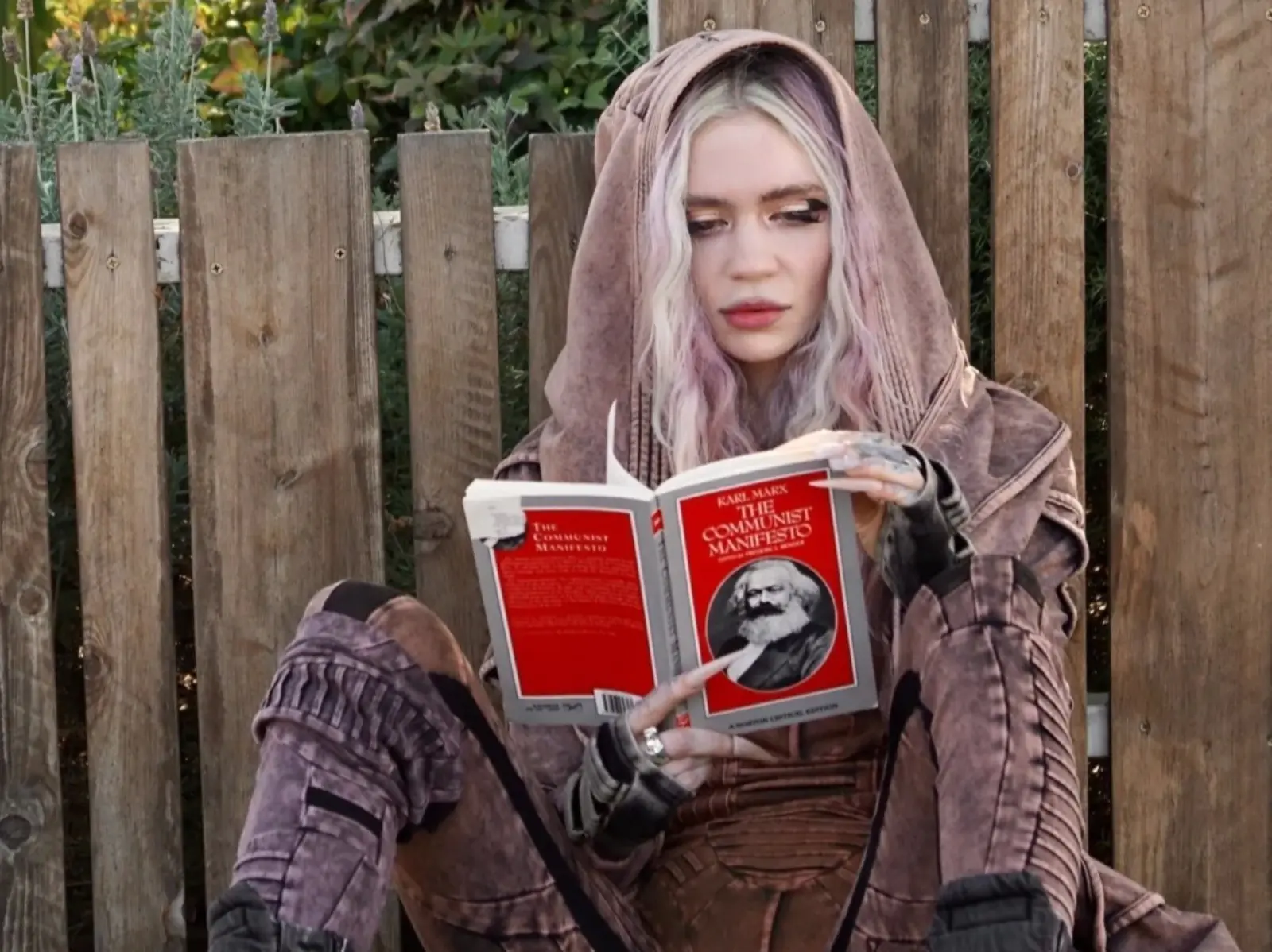 伊隆馬斯克前女友 Grimes 閱讀《共產黨宣言》，引人吃驚：「準備要入黨？」
