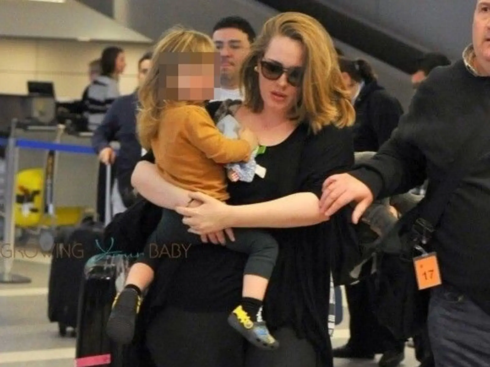 「妳不再愛我的爸爸了嗎？」愛黛兒首談離婚，心碎面對 9 歲兒子提問！