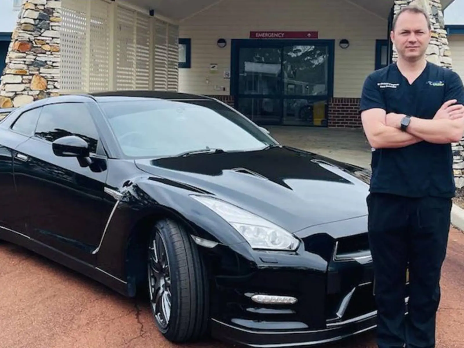 開 Nissan GT-R 飆車救女童，澳洲醫生想當救護車卻被以「男性都開快車」打槍！
